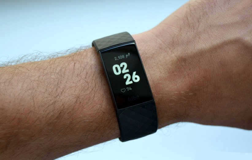 ساعت هوشمند در برابر دستبند‌ سلامتی