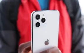 تصویری از ماکت ساختگی آیفون 12 پرو در رنگ سفید