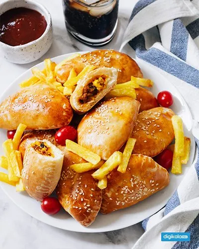 پیراشکی گوشت با سیب زمینی سرخ کرده