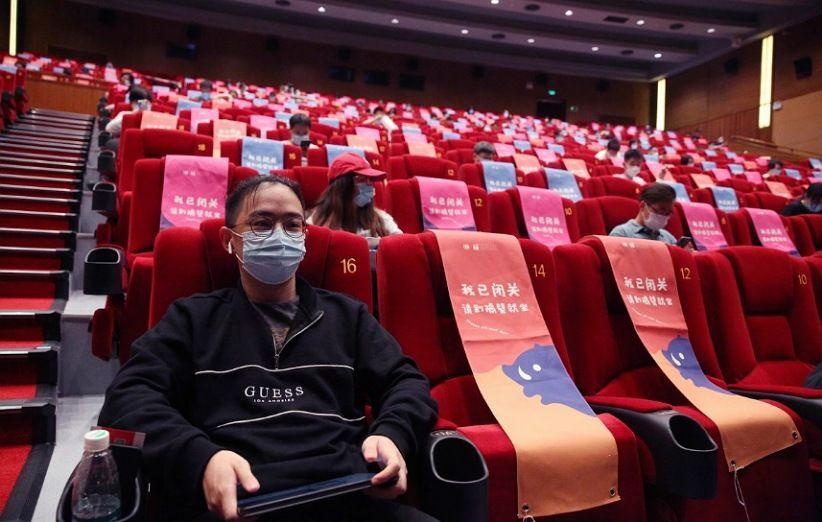 سالن سینما در زمان کرونا - رعایت فاصله اجتماعی