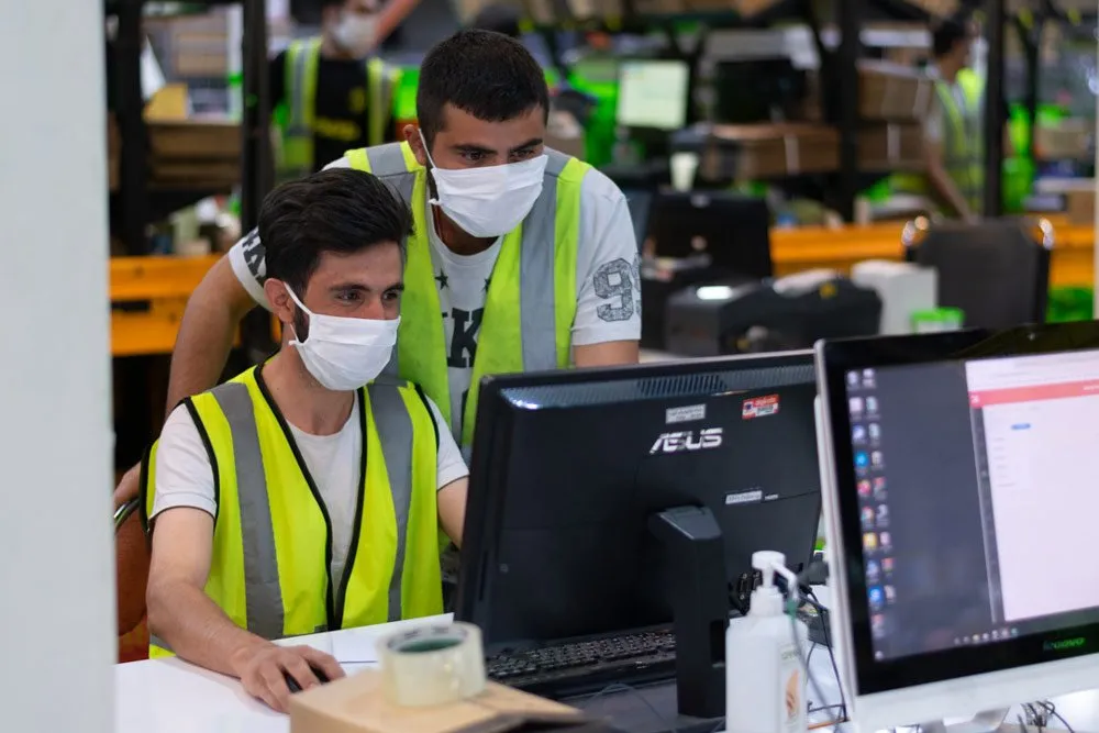 کارکنان دیجی کالا در حال بررسی وضعیت کالاها در سیستم