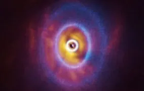 منظومه‌ی GW Orionis از نگاه آلما و اسفر