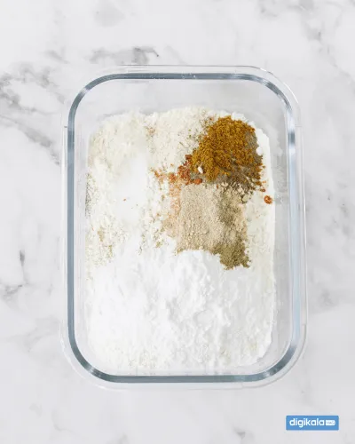 مخلوط کردن آرد و ادویه