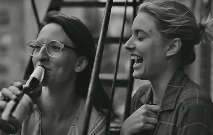 گرتا گرویگ در نمایی از فیلم فرانسس ها - بازیگرهای زن دست کم گرفته شده