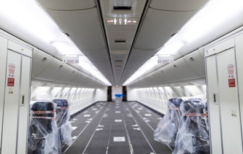 فضای درونی هواپیما با صندلی‌های جمع شده