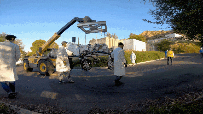 دوقلوی مریخنورد پشتکار در مسیر به سمت حیاط مریخ