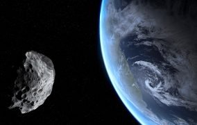 طرح گرافیکی یک سیارک با اندازه‌ی خودروهای RV