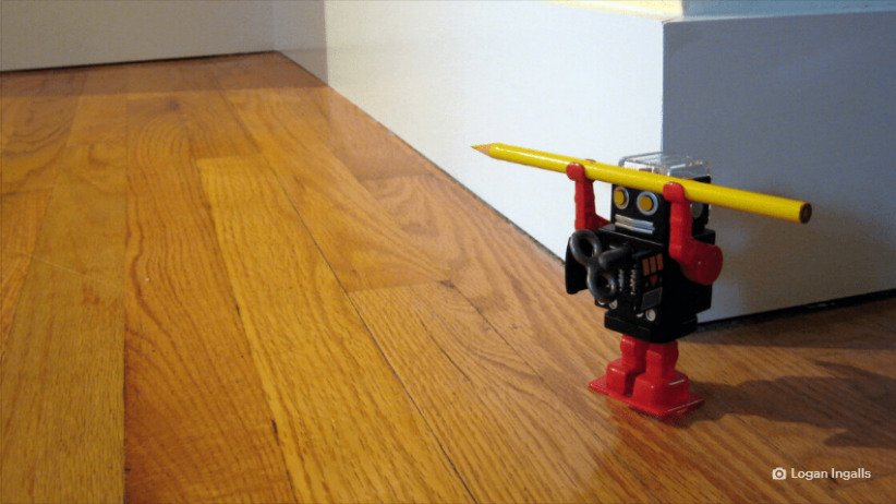 یک ربات که مدادی را بالای سر برده است