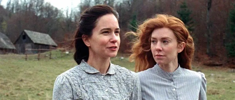 ونسا کربی و کاترین واترستون در نمایی از فیلم دنیایی که در راه است