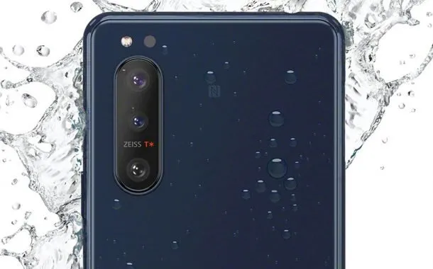 تصویری از سونی اکسپریا 5 مارک 2 در میان قطرات آب