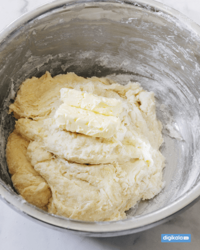 اضافه کردن کره به خمیر نان شوکوپن