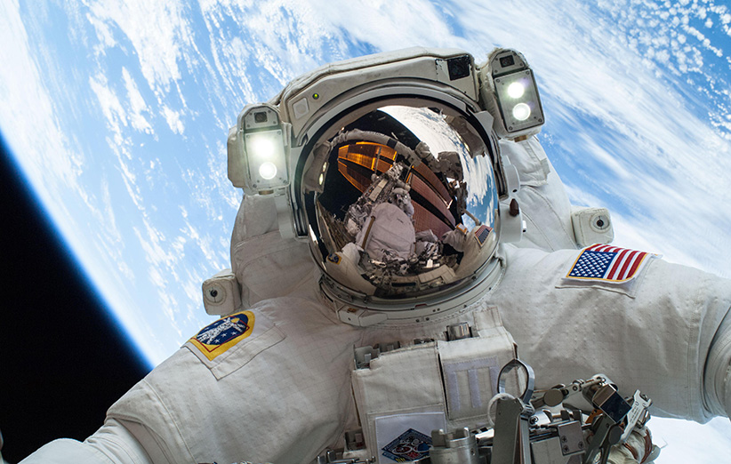 مایک هاپکینز در راهپیمایی فضایی از ایستگاه فضایی بین‌المللی