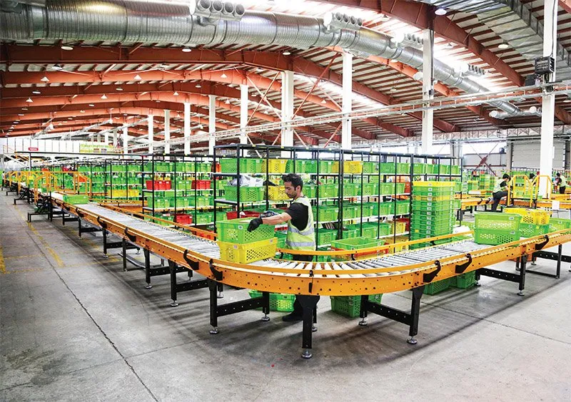 یکی از کارکنان مرکز پردازش دیجی کالا