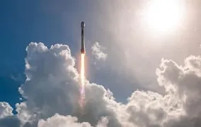 موشک فالکون 9 اسپیس‌ایکس در میان ابرها