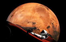 طرحی گرافیکی از خودروی تسلا رودستر در نزدیکی مریخ