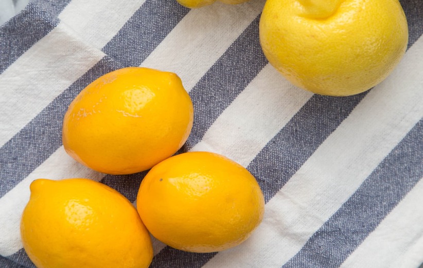لیمو برای تمیز کردن سینی و طبقه‌های فر