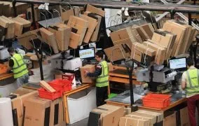 کارکنان مرکز پردازش دیجی کالا در حال ارائه سرویس ارسال مستقیم از فروشنده