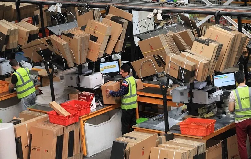 کارکنان مرکز پردازش دیجی کالا در حال ارائه سرویس ارسال مستقیم از فروشنده