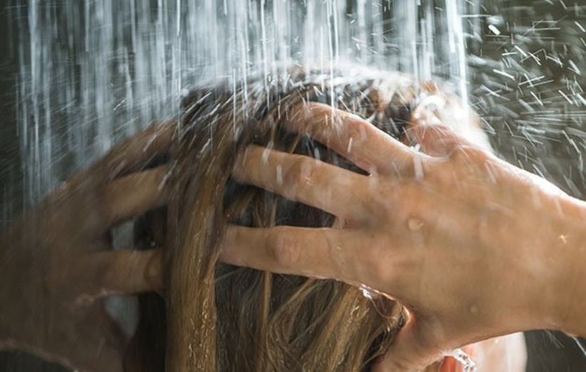 برای تقویت موی سر، موهایتان را با آب سرد بشویید