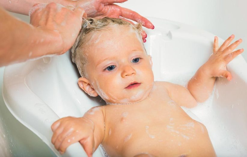 پوست سر نوزادتان را با توجه به وضعیتی که دارد، بشویید