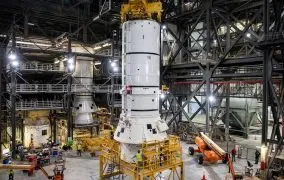 بخش انتهایی بوستر موشک پرتابگر اعماق فضای SLS ناسا در مرکز فضایی کندی فلوریدا