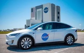 تسلا مدل X برای جابه‌جایی فضانوردان