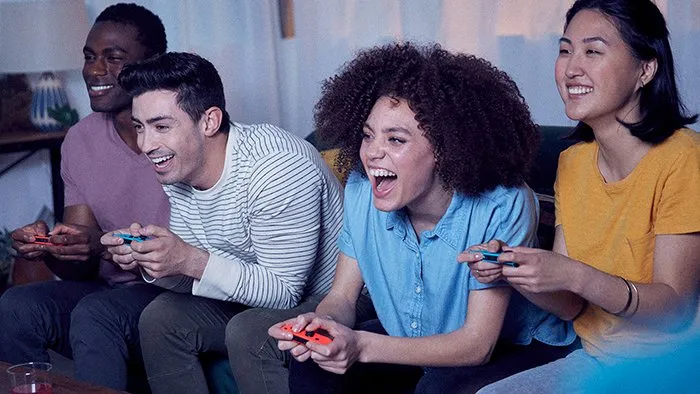 گیمر خوشحال روی نینتندو سوییچ