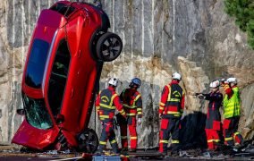 سقوط عمدی خودروهای ولوو از ارتفاع 30 متری