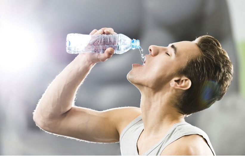 در حین و بعد از ورزش، به اندازه‌ی کافی آب بنوشید