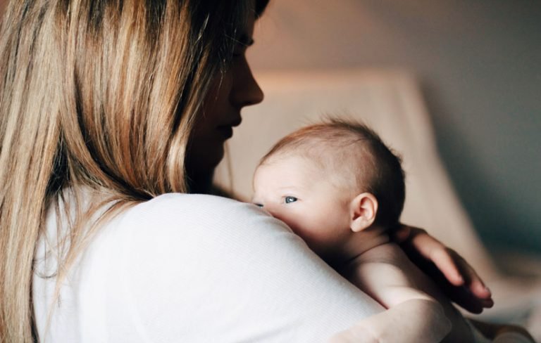 ۱۱ مزیت تغذیه با شیر مادر برای نوزاد و مادر