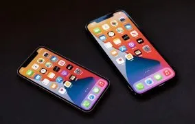 آیفون 12 پرو مکس در کنار آیفون 12 مینی