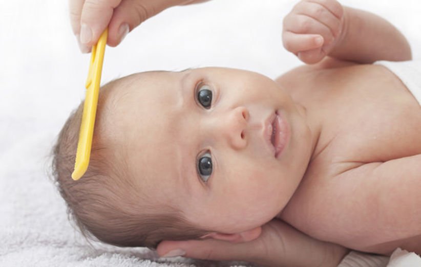 برای درمان خشکی پوست سر در نوزادان موها را به آرامی شانه بزنید