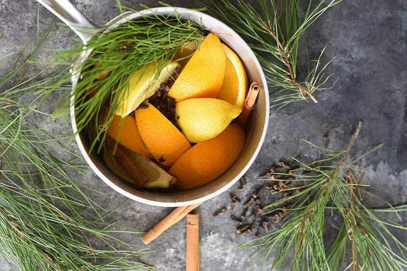 مخلوط پرتقال و برگ کاج برای خوشبو کردن خانه