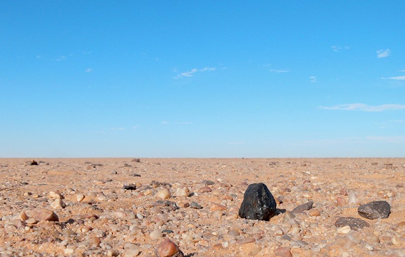 شهاب‌سنگ آلماهاتا سیتا در صحرای سودان که می‌تواند از یک سیارک ناشناخته در منظومه‌ی شمسی آمده باشد.