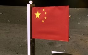 پرچم ملی چین برافراشته شده در سطح ماه طی مأموریت چانگ‌ای 5