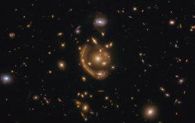 کهکشان GAL-CLUS-022058s که یک حلقه‌ی اینشتین را شکل داده است.