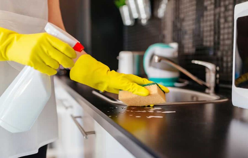 برای تمیز نگه داشتن آشپزخانه سطوح آن را به طور مداوم پاک کنید 