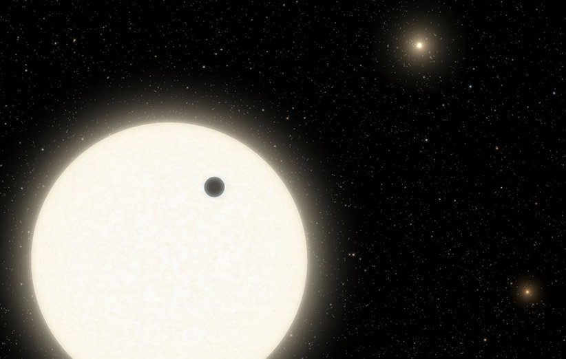 طرحی گرافیکی از سیاره‌ی فراخورشیدی KOI-5Ab پیرامون ستاره‌ی A منظومه‌ی KOI-5 و نمای دو ستاره‌ی دیگر منظومه در دوردست