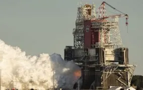 آزمایش هم‌زمان چهار موتور موشک سامانه‌ی پرتاب فضایی ناسا (SLS)