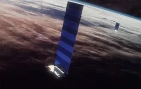 طرحی گرافیکی از یکی از ماهواره‌های صورت فلکی ماهواره‌ای استارلینک در مدار