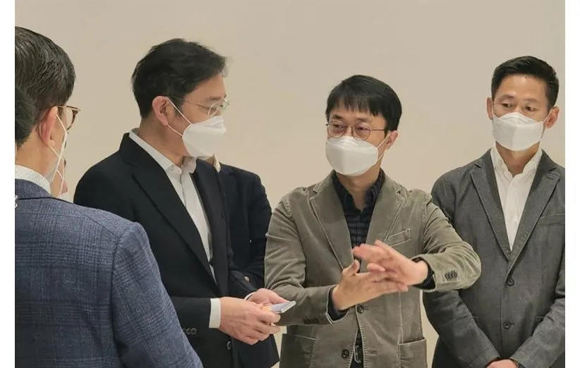 گوشی با نمایشگر رول‌شونده سامسونگ