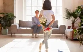 15 ترفند ساده و تاثیرگذار برای شاد کردن مادر