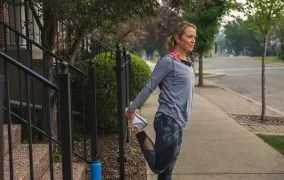 خانم در حال انجام تمرین ورزشی