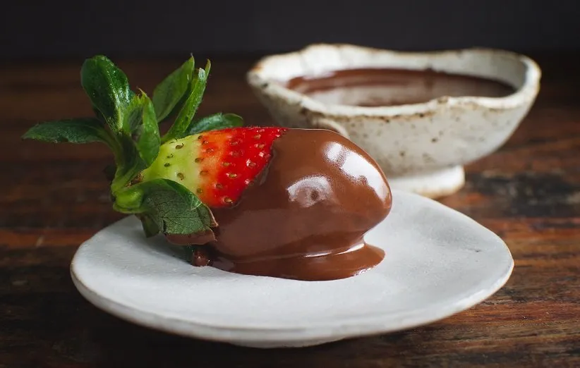 ماسک صورت شکلات و توت‌فرنگی