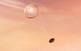 طرحی گرافیکی از باز شدن چتر نجات مریخ‌نورد پشتکار ناسا در جو مریخ