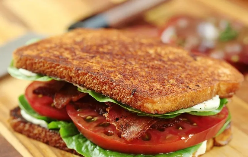 ساندویچ با گوجه و کاهو