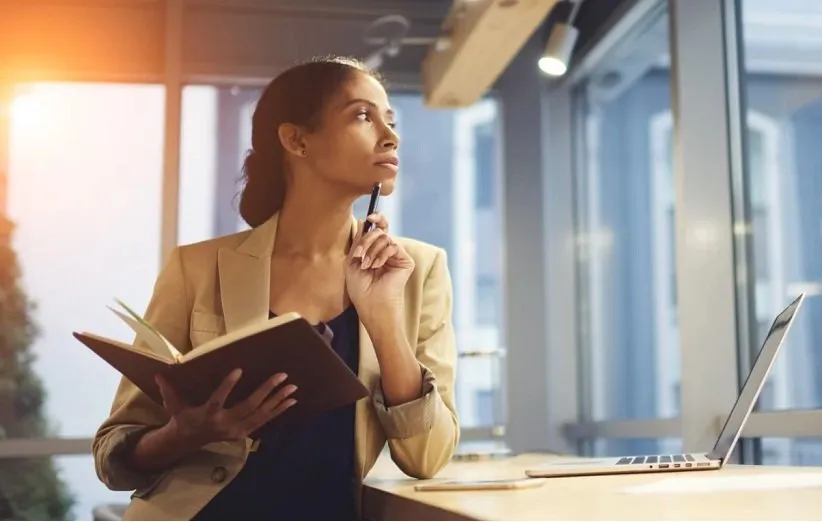 خانمی در حال فکر کردن