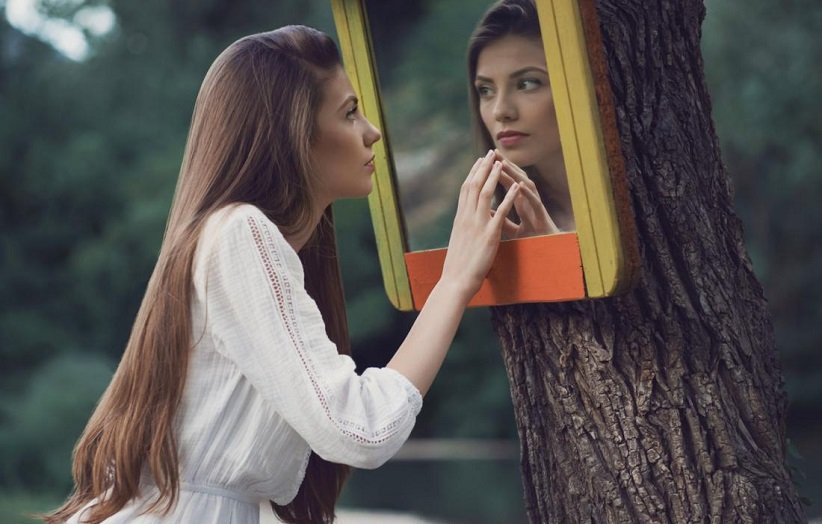 دختر خودشیفته که در آینه نگاه می‌کند