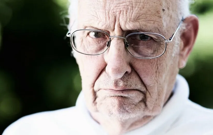 پیرمرد شکاک بخاطر اختلال شخصیت پارانویید