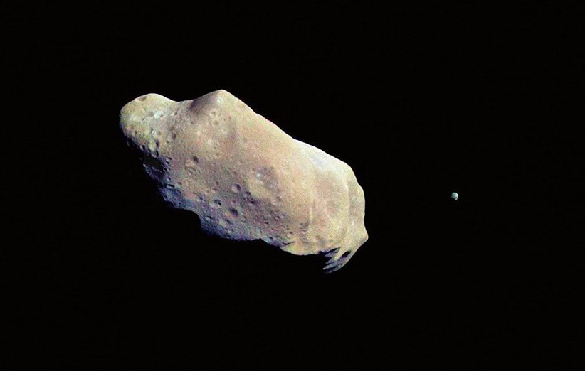 طرحی گرافیکی از سیارک شناخته‌شده‌ی آپوفیس و نمایی از زمین در دوردست